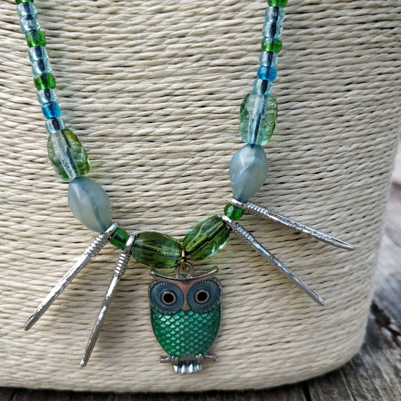 Boho hippie Green owl necklace w/ feathers & beads - Picture 4 of 6